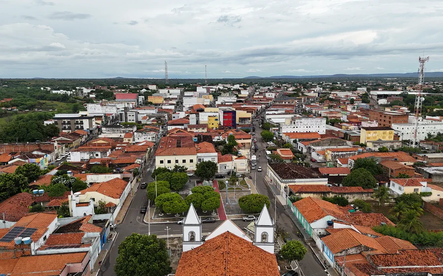 Vista aérea do centro de São Raimundo Nonato, com a igreja matriz e o comércio