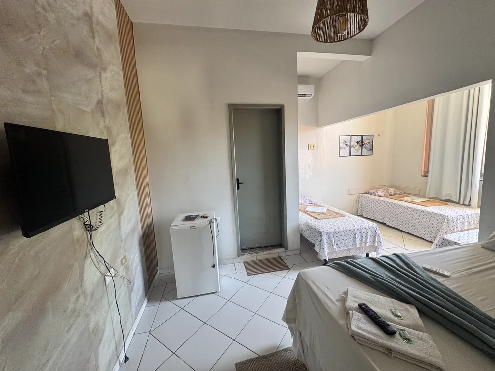 Quarto do Hotel Bella Vista com ar-condicionado, TV e frigobar